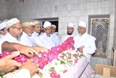 Maazoon ud Dawat garlanding the Qabr Mubaarak of Muqaddas Maulaa